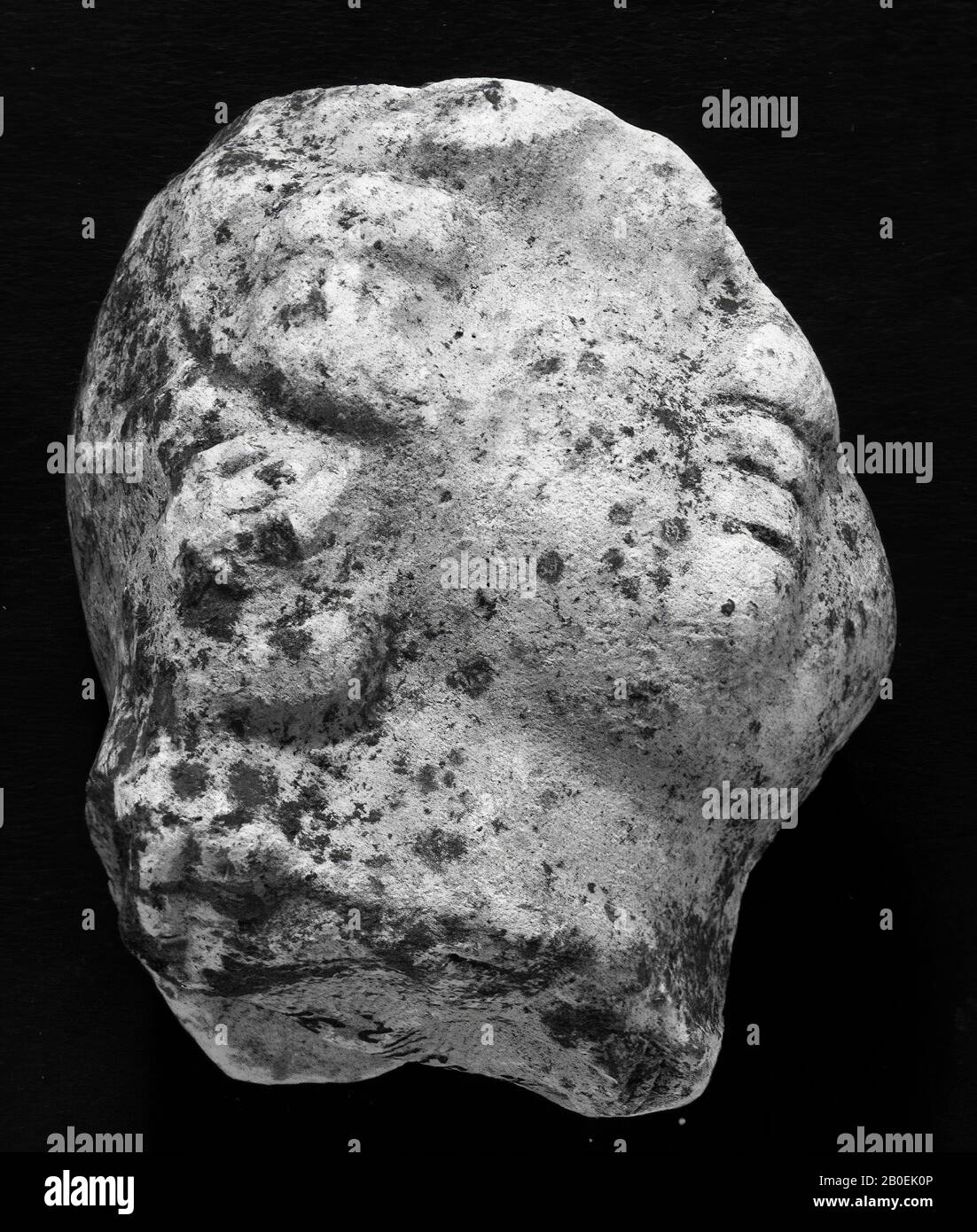 Tuyaux buste du dieu Bacchus. Seule une partie du visage et du cou a été préservée. Le cou est fermé avec un morceau d'argile qui indique qu'il y avait une pierre dans la tête., Terre Cuite, Bacchus, fragment, poterie, 4.5 x 3.9 x 3 cm, romaine 100-250, Hollande, Hollande du Sud, la Haye, La Haye, Ockenburg Banque D'Images