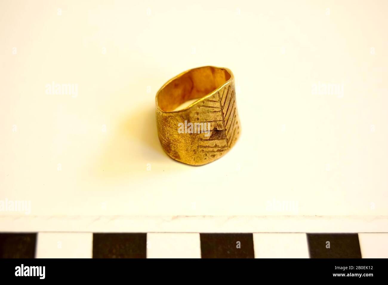 Bande large dorée avec dessin vertical, palmier stylisé, anneau, doigt, or, 1,6 cm, ø 1.9 cm, époque impériale romaine 150 Banque D'Images