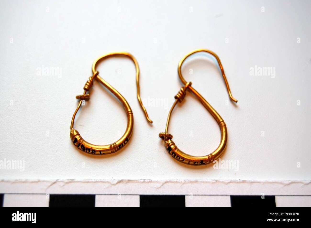 Boucles d'oreilles dorées en forme de S avec anneau de filigree, boucles d' oreilles, or, 3 x 2 cm, époque impériale romaine, Bulgarie Photo Stock -  Alamy