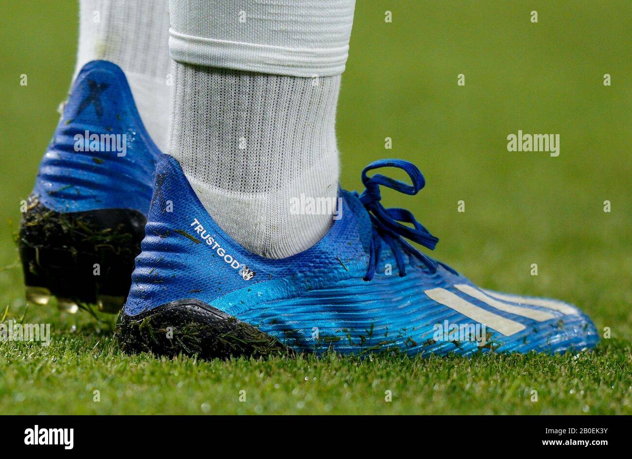 Londres, Royaume-Uni. 19 février 2020. Les chaussures de football Adidas X  de Steven Bergwijn de Tottenham Hotspur affichant TRUSTGOD lors du match de  la Ligue des Champions de l'UEFA entre Tottenham Hotspur