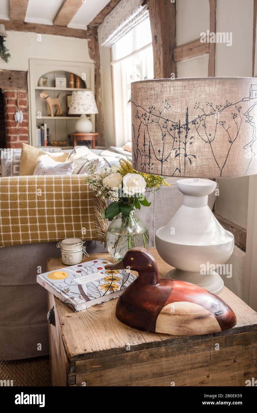 Canard en bois décoratif et lampe sur caisse en bois Banque D'Images