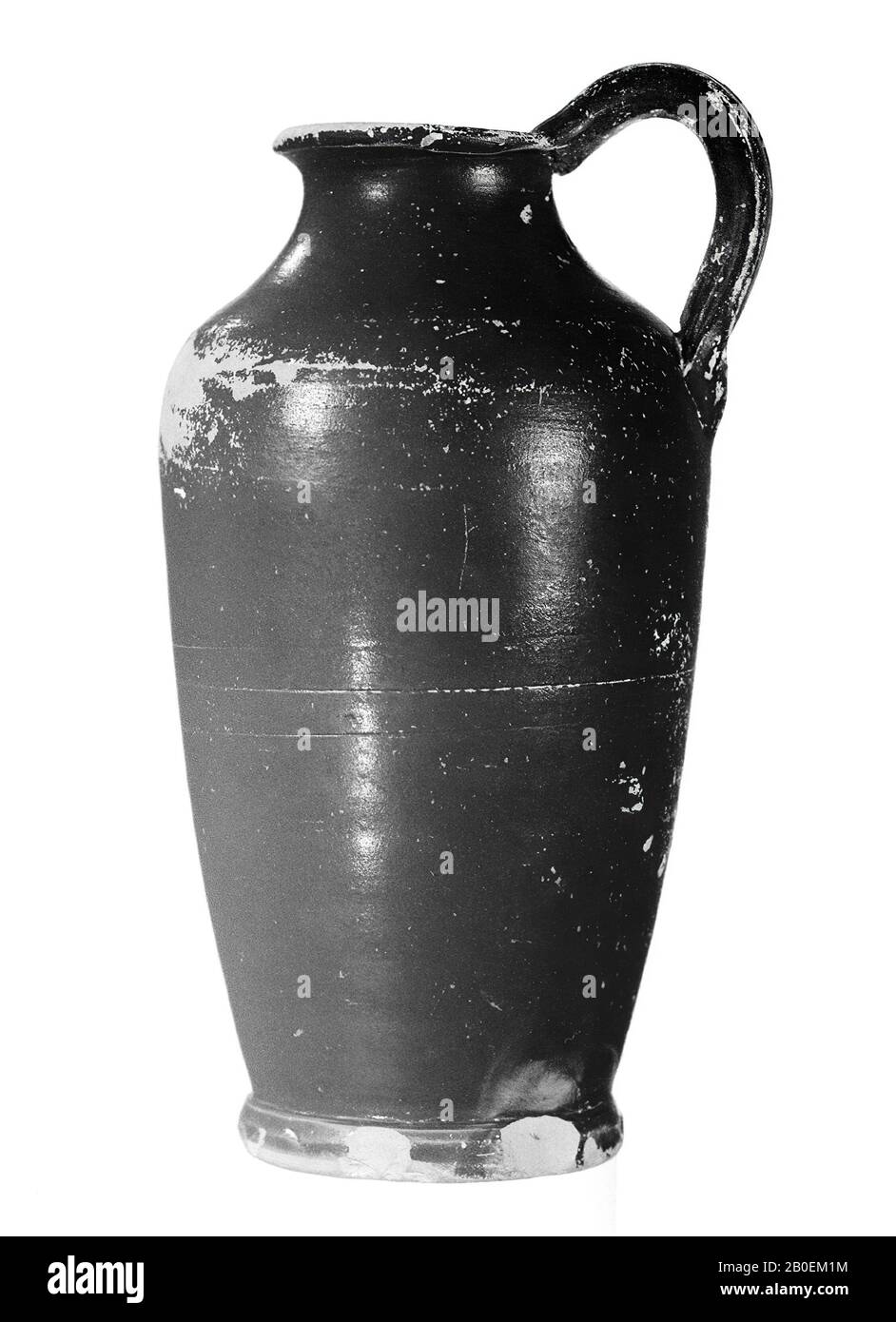 Verseuse en verre noir étrusque à poignée haute. Ordinaire. Morel, type 5281 al Etruscan boîte ou bouteille nichée en noir avec poignée haute., vase, pichet, bouteille, poterie, vernis noir, étruscan, 13 cm, ø 7 cm, hellénistique -300 Banque D'Images