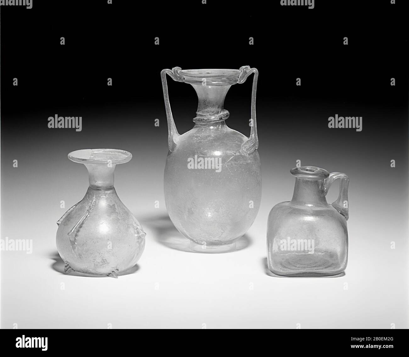 Amforis, Amphora de verre transparent bleu-vert. L'amphora a un corps de forme ovale avec un col cylindrique court et une bouche en forme d'entonnoir avec une lèvre ronde repliée intérieurement. Sur les deux côtés du cou, une poignée, les deux ont un large début sur l'épaule et courir au bord de la bouche où le fil de verre large est plié une fois. Col rond et sous la lèvre décorée avec un seul fil de verre, amphora, verre, soufflé libre, fils de verre, h. 15,2 cm, diam. 8,4 cm, Période gréco-romaine, époque impériale romaine du milieu du premier au deuxième siècle, Egypte Banque D'Images