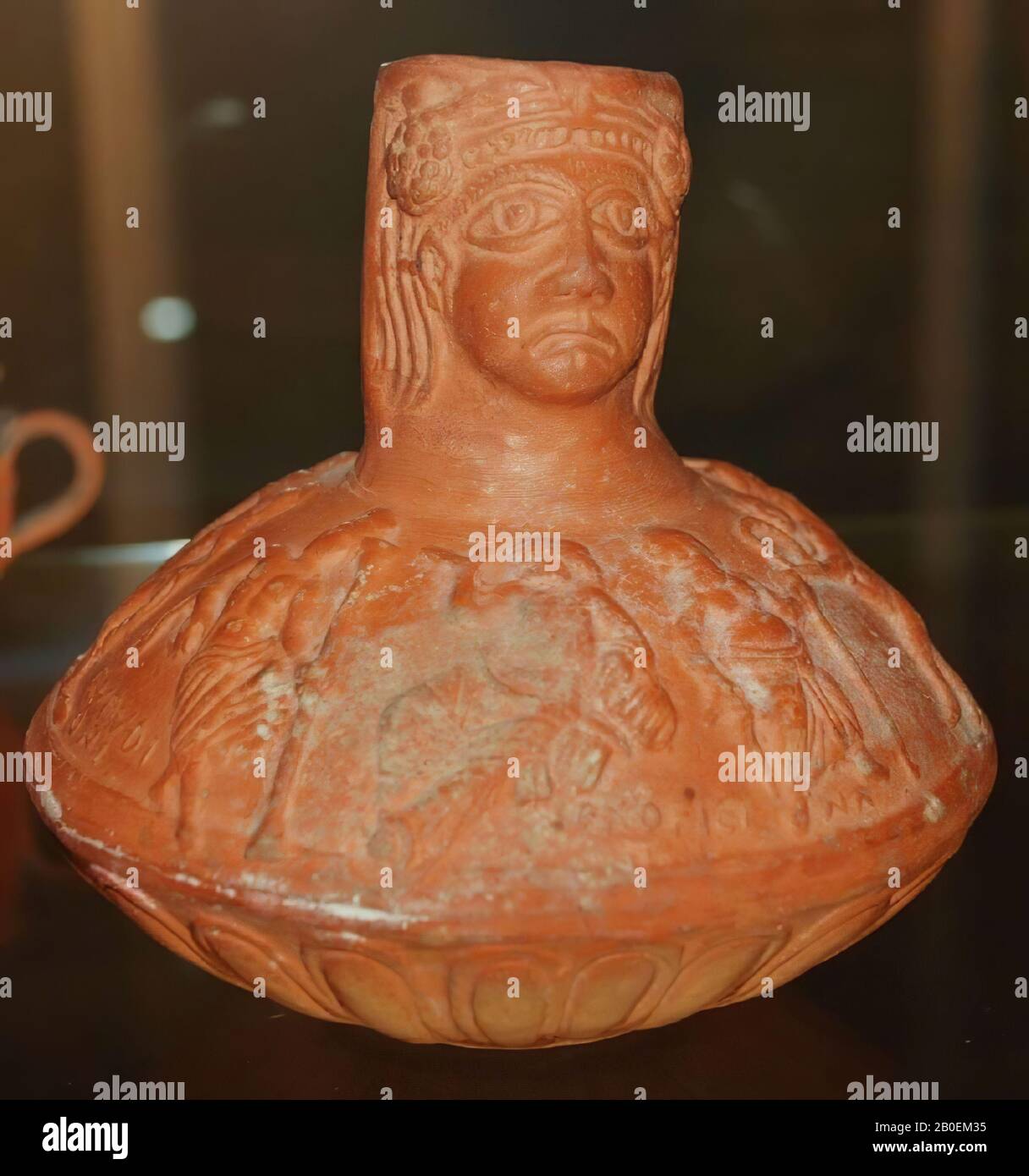 Romain ? Véritable lagynos avec la décoration ou la tête en plastique et la figure des dieux et des déesses. Romain ? lagynos. Décoration estampée sur le cou de la tête et sur l'épaule de la collection des dieux (Diana, Vénus, Jupiter, Pan et Silene), vase, lagynos, poterie, romaine, 16,8 cm, romaine 300 Banque D'Images