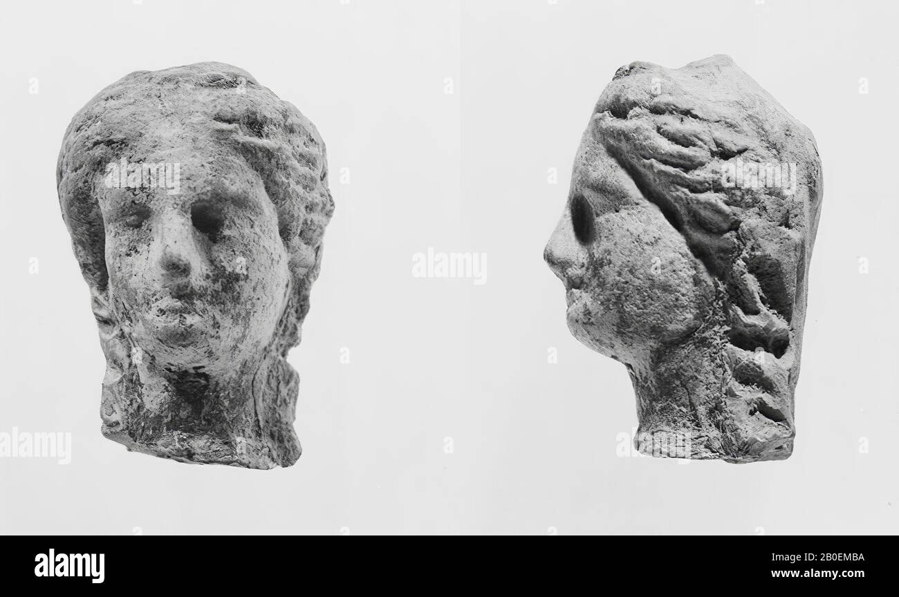 Tête de femme avec cheveux séparés au milieu et un bandeau de cheveux. La tête est utilisée à droite. Traces de peinture blanche., Figurine, fragment, tête, poterie, terre cuite, 3 cm, classique -360 Banque D'Images