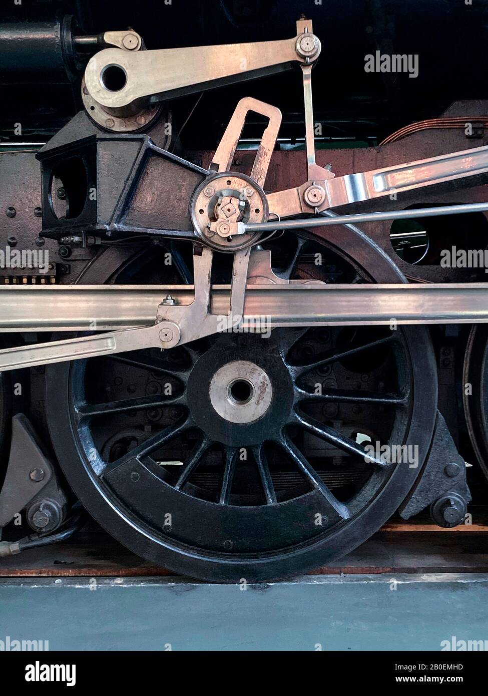 Roues sur une locomotive à vapeur au National Railway Museum de York, en Angleterre. Banque D'Images