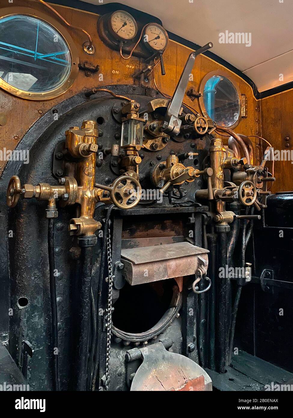 Commandes sur le plateau d'une locomotive à vapeur ancienne au National Railway Museum de York, en Angleterre. Banque D'Images