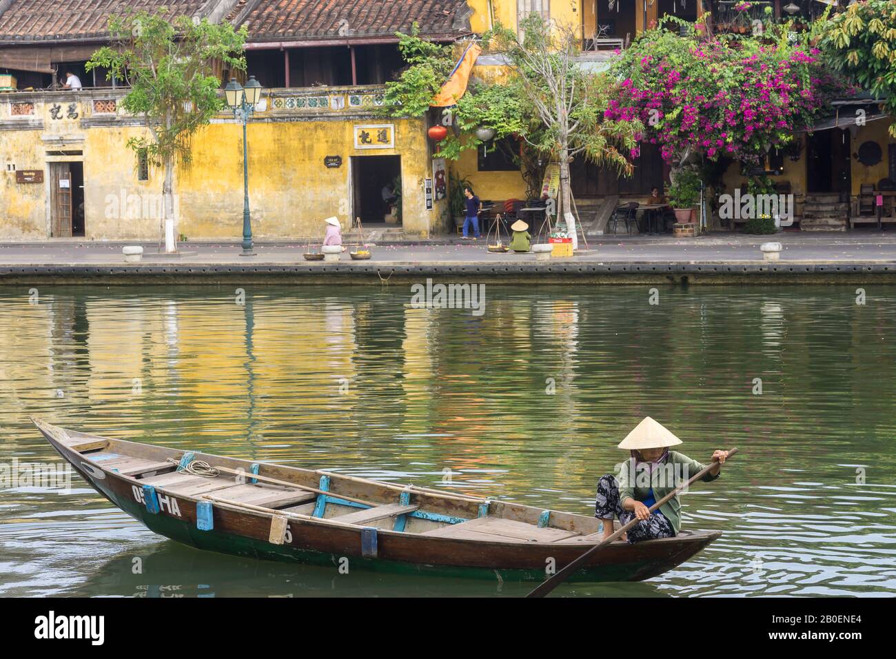 Hoi An Vietnam - une femme vietnamienne pagayant un bateau sur la rivière à Hoi An, ancienne ville du Vietnam, Asie du Sud-est. Banque D'Images
