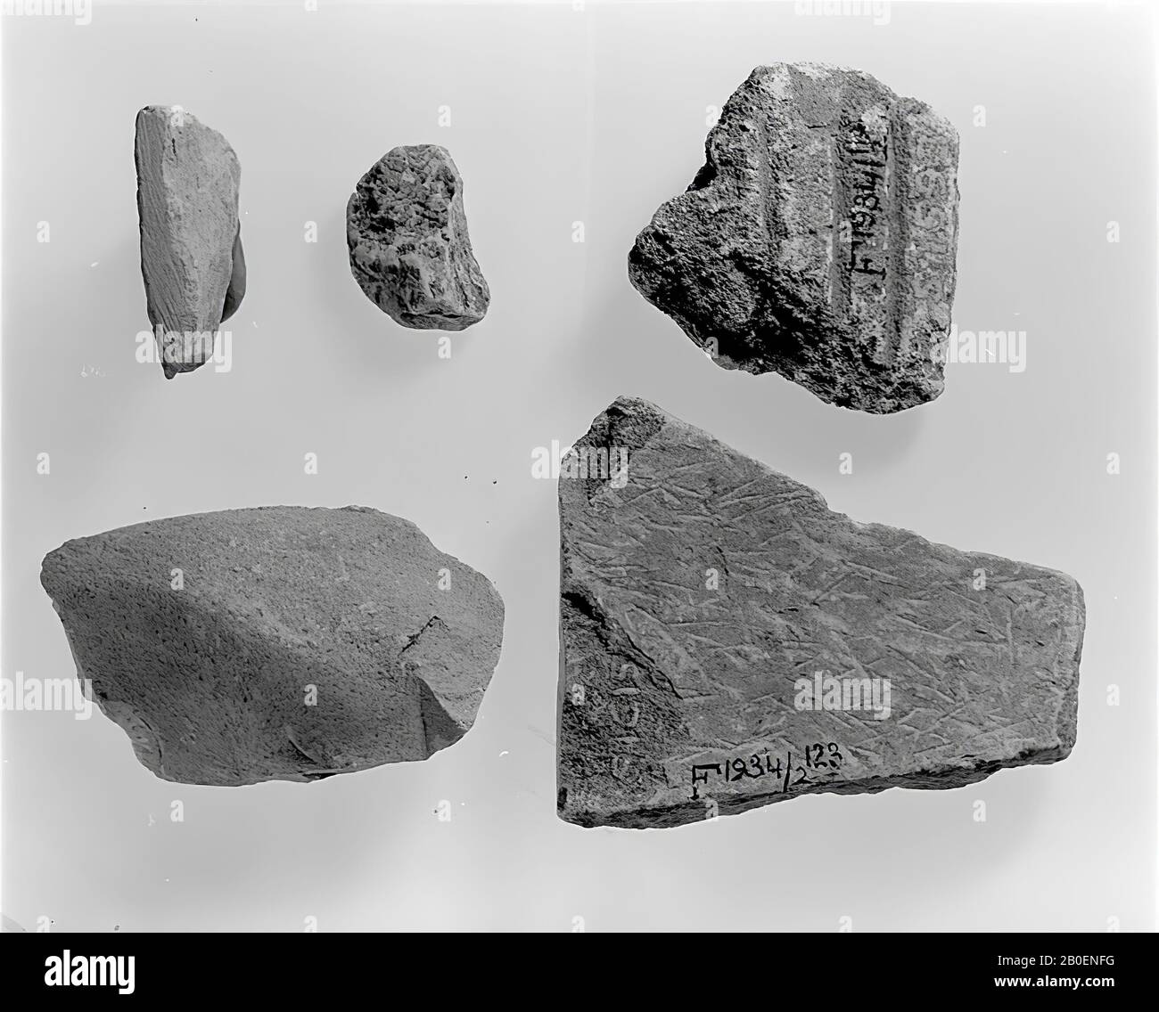 Fragment, fragment, calcaire, 4,5 x 3 x 2 cm, moyenne, 12ème dynastie, Egypte Banque D'Images