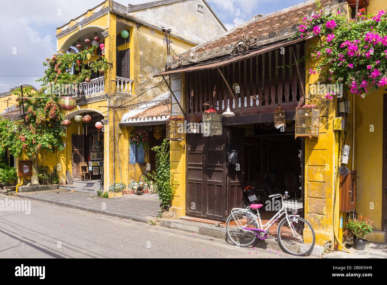 Hoi An Vietnam - rue typique dans l'ancienne ville de Hoi An, Vietnam, Asie du Sud-est. Banque D'Images