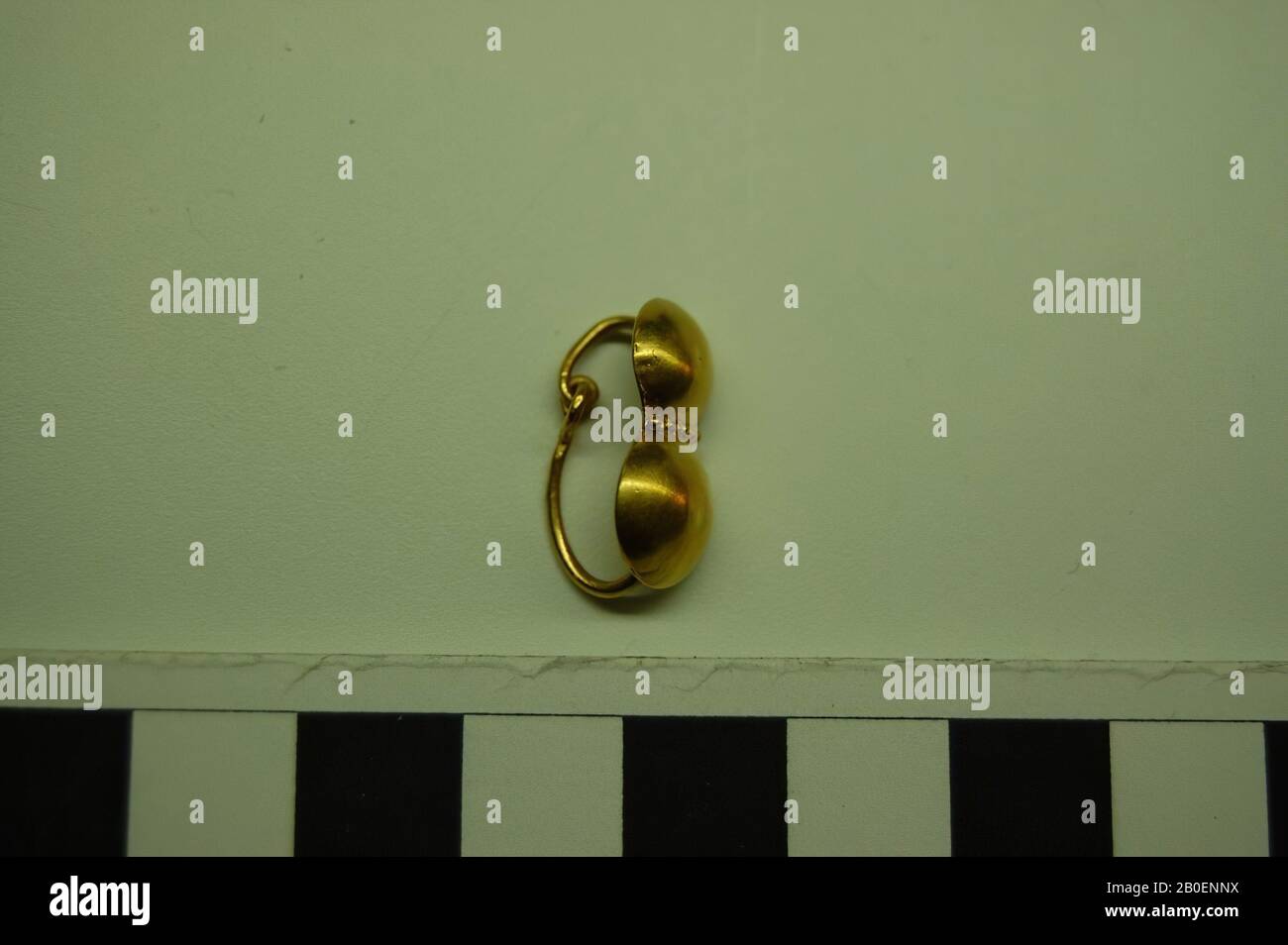 Un anneau d'oreille avec deux boucliers ronds avec une bordure de petites boules dorées entre, oreille, or, 1,8 cm, âge impérial romain, Turquie Banque D'Images