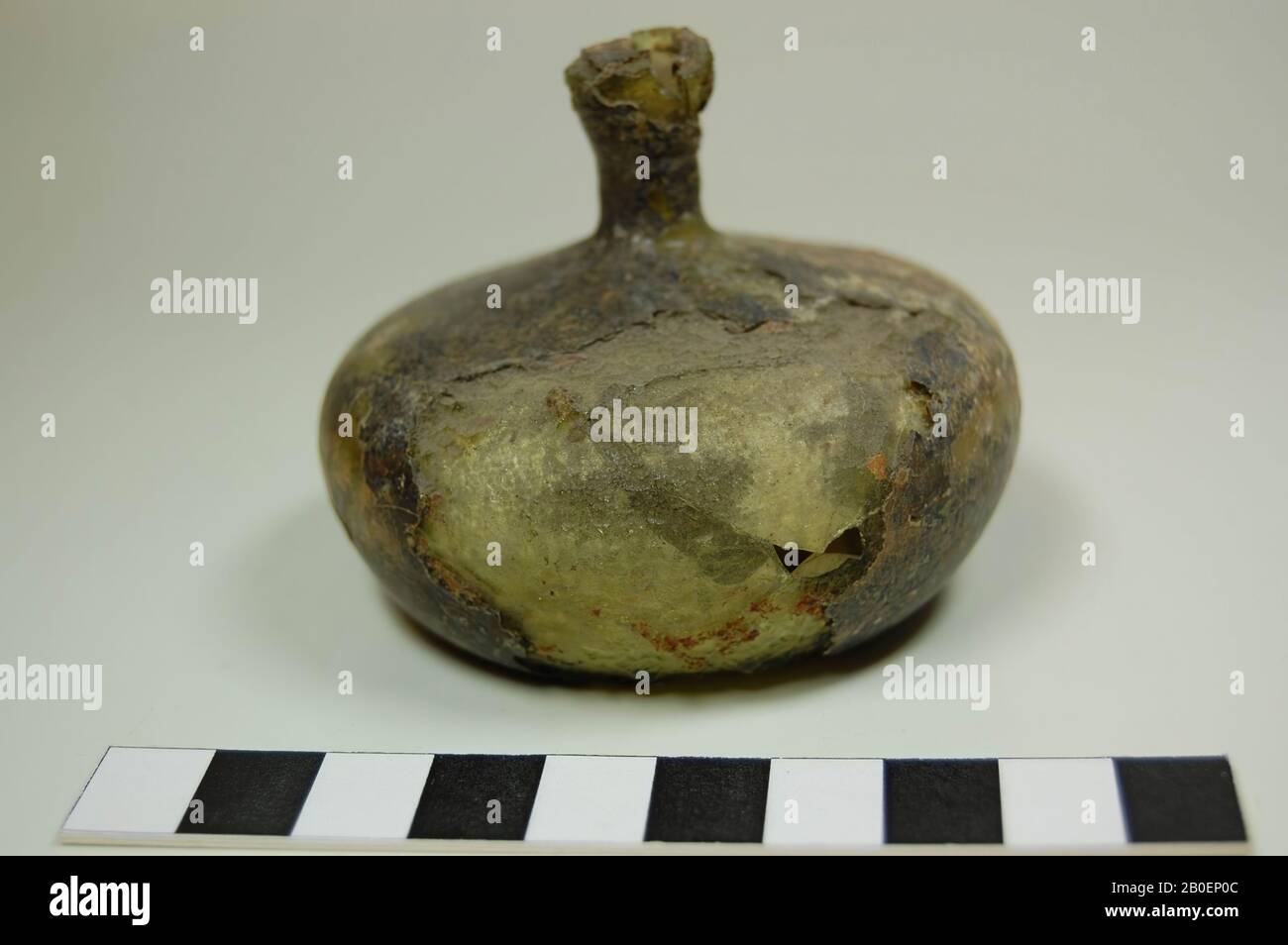 Bouteille de verre vert foncé. Corps cylindrique plat, à col étroit court. La surface est partiellement perdue., bouteille, verre, 6 cm, Grèce Banque D'Images