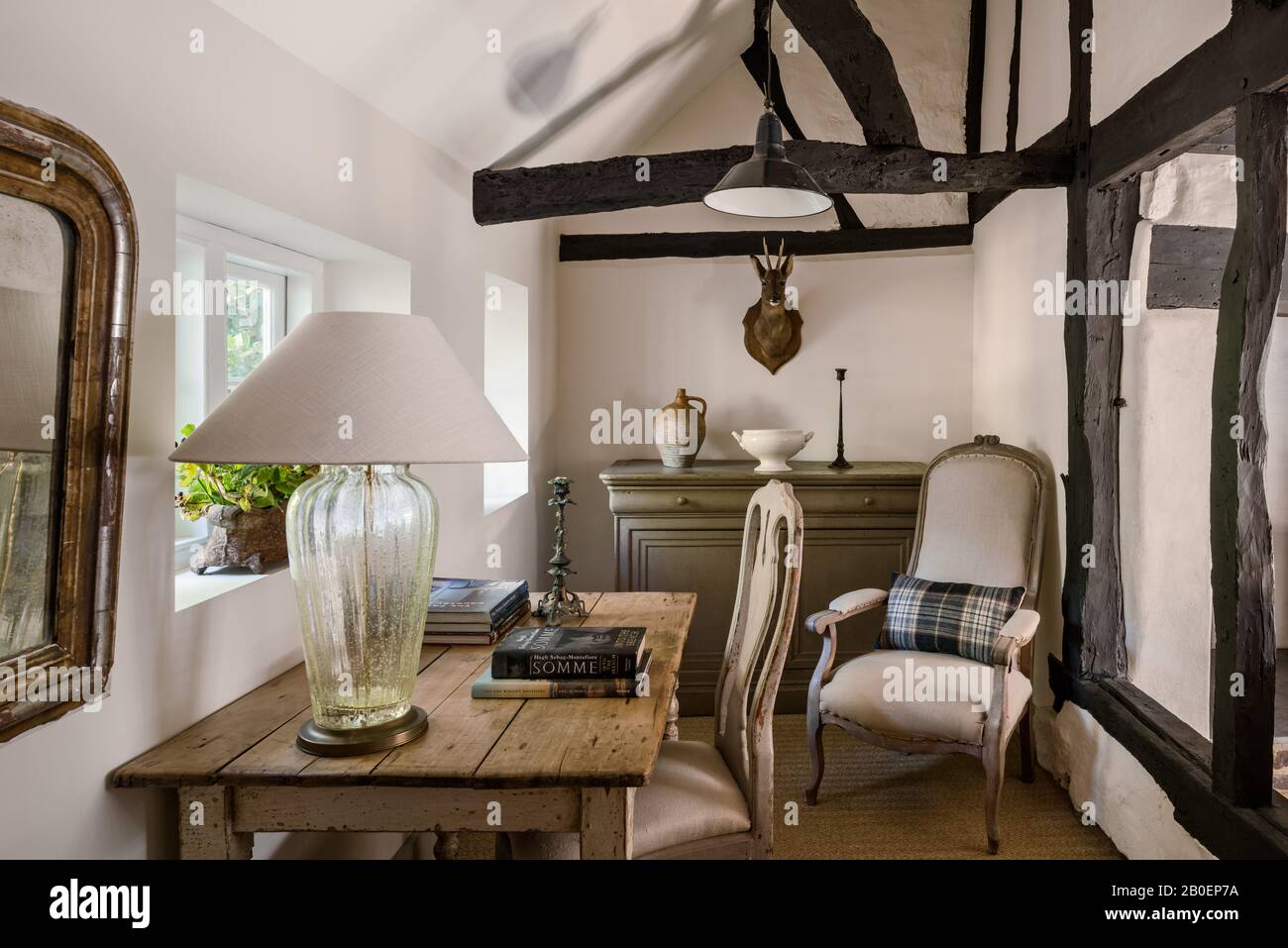 Chaise de salle à manger suédoise et fenêtre de table en chêne anglais donnant sur le jardin. Banque D'Images