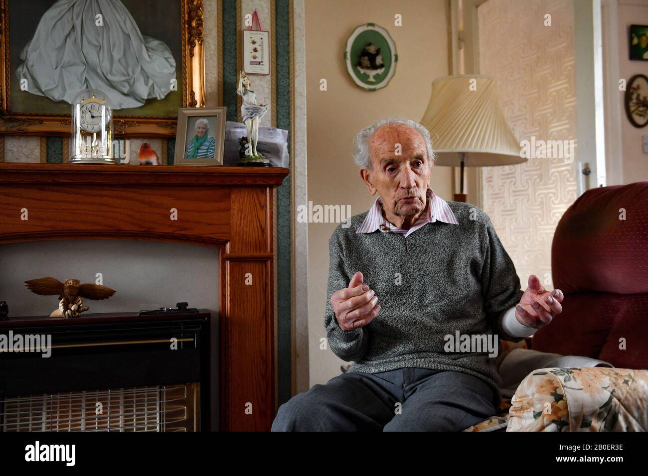 John Cox, 102 ans, chez lui à Lincoln, où il a combattu un conman burglar qui a essayé d'obtenir l'accès mardi. Banque D'Images