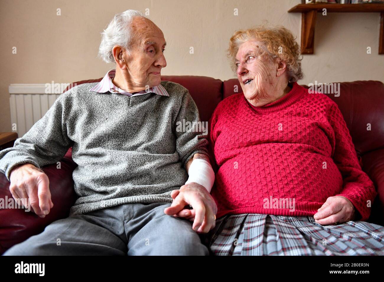 John Cox, 102 ans, avec sa femme Joan, 97 ans chez eux à Lincoln, où il a combattu un conman burglar qui a essayé d'y accéder mardi. Banque D'Images
