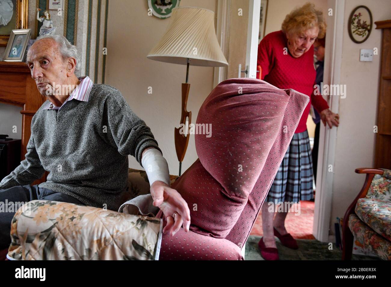 John Cox, 102 ans, avec sa femme Joan, 97 ans chez eux à Lincoln, où John a combattu un conman burglar qui a essayé d'y accéder mardi. Banque D'Images