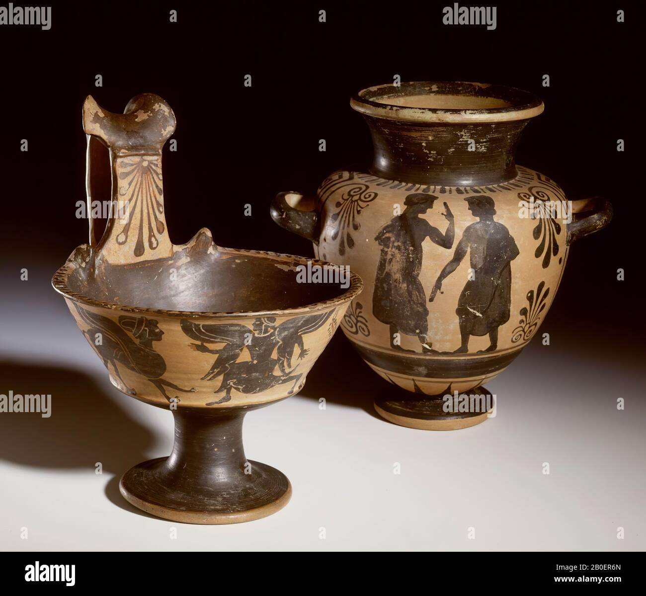 Kyathos étrusques à figuration noire. Décoration de déesse ailée ou démon entre 2 sphinxes. Kyathos étrusques à figure noire. Décoration de déesse aidée et 2 sphinxes., vase, kyathos, poterie, noircissent, étrusques, 28 cm, archaïque, groupe du Leyden kyathos 550-500 BC, inconnu, Italie Banque D'Images