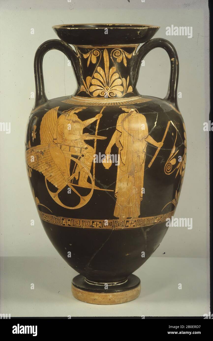 Mansardes à col rouge-figure-amphora. A. Triptolemos assis dans son char ailé, tenant un flacon et un bâton, face à Demeter tenant la torche et l'oinochoe. B. un homme barbu (roi?) Et Isis. Niobid Painter. Amphora mansardée à col rouge, attribuée au peintre Niobid. R: Triptolemos, assis dans une voiture ailée. À sa droite Demeter avec torche et oinochoë. La scène signifie l'initiation imminente de T. dans les mystères de Demeter. B: Aile, vase, amphora, nuque-amphora, faïence, rouge-figuré, Attique, 54 cm, ø 32,6 cm, couvercle ø 19.8 cm, rouge-figuré, Attique, Niobid peintre 460-450 BC, Italie, Grèce Banque D'Images