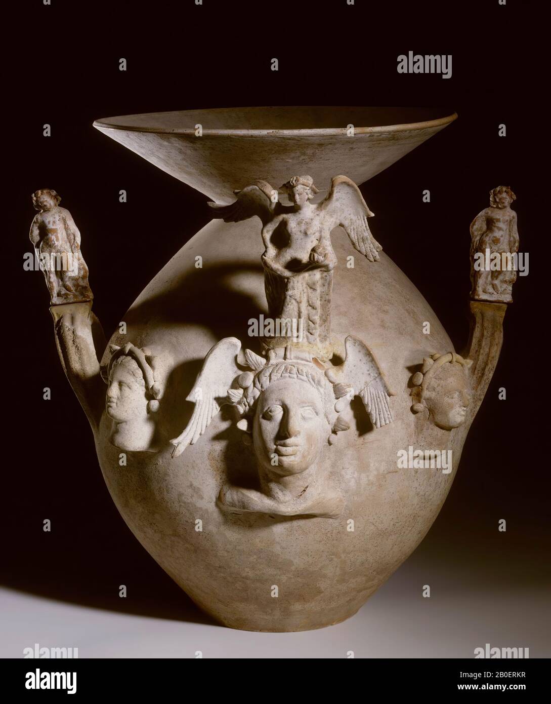 Tombeau de Canosa avec décoration d'appliquipéd sous forme de têtes de femmes, une Aphrodite aidée, des grenades et deux eros., vase, urne, vase funéraire, poterie, italien du Sud, Canosa, 49,3 cm, hellénistique 315-300 BC , Italie, Italie Banque D'Images