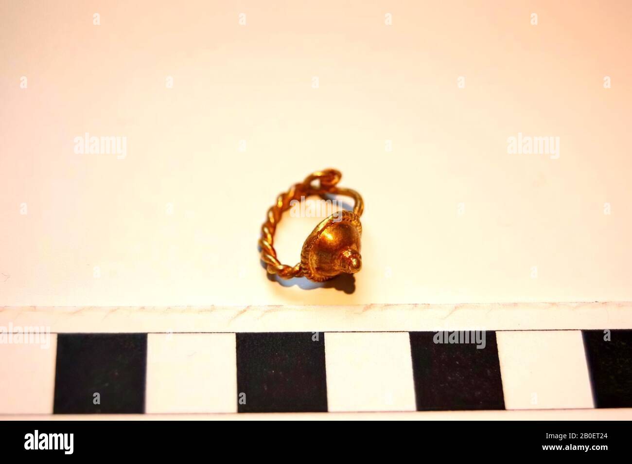 Contour d'oreille décoré avec un bouclier rond, avec une bordure de filigree, pyramide de boules dorées Gabelmann, no., Earring, or, 1,6 cm, ø 1.5 cm, Turquie Banque D'Images