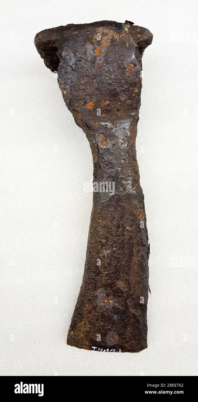 Hache de combat en fer. Arête de coupe incurvée, qui fonctionne largement. Très corrodé. La hache est fortement liée aux types trouvés en Angleterre et liés à la présence de tribus Vikings dans ces régions, hache, hache de combat, métal, fer, 17 x 6 x 4,5 cm (6 11 Banque D'Images