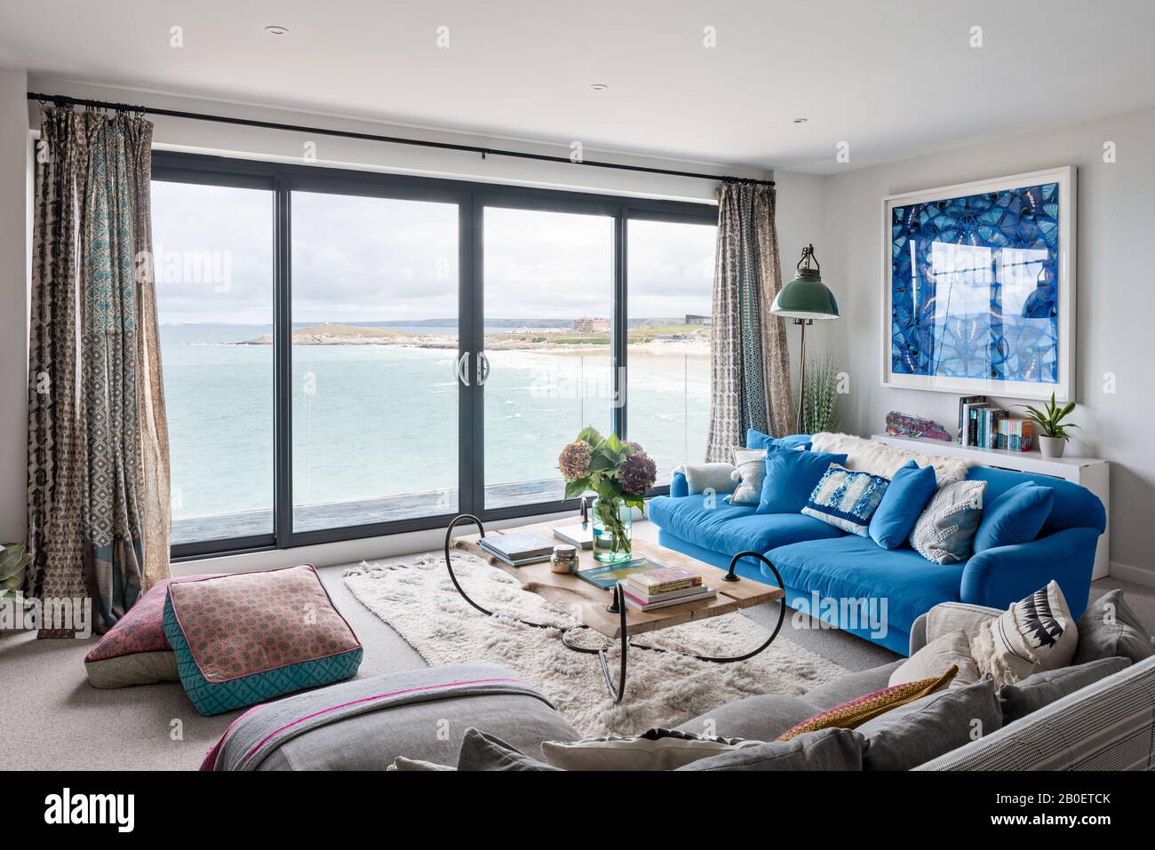 Œuvres d'art Damien Hirst avec panneaux en tissu indien et vue sur la plage de Fistral Banque D'Images