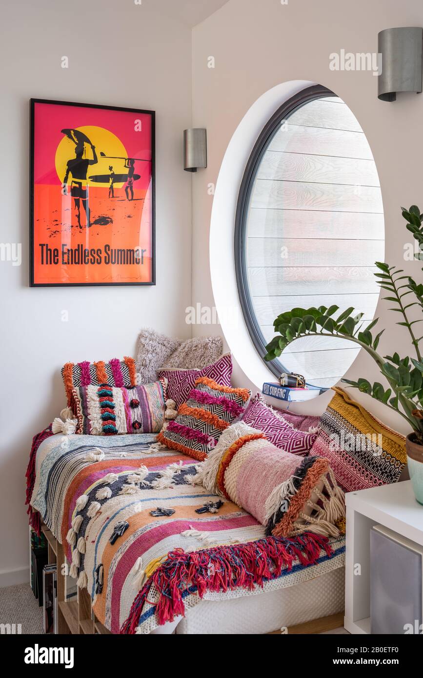 Affiche de surf au-dessus du siège de fenêtre dans la grande fenêtre de hublot. Banque D'Images
