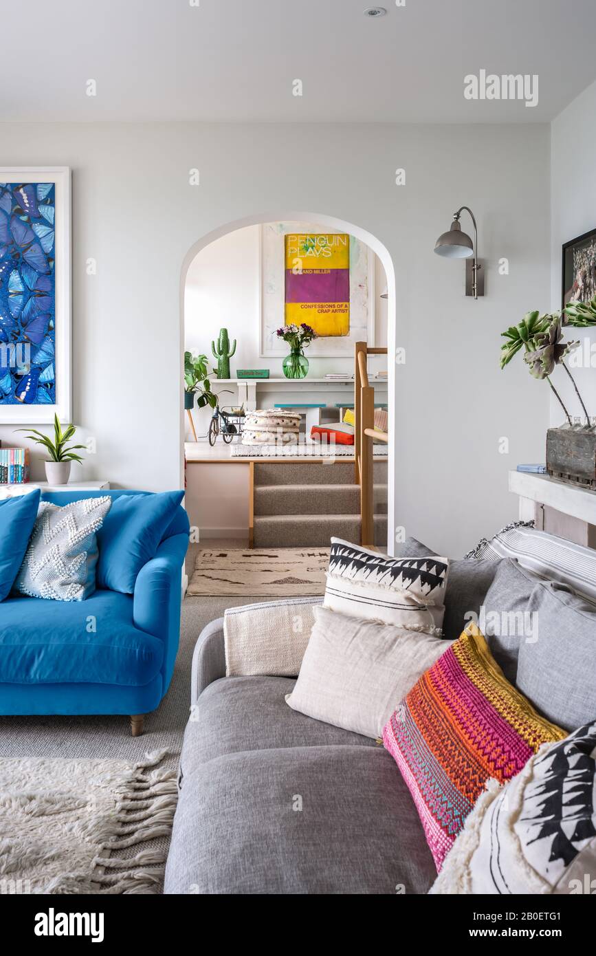 Œuvres d'art Damien Hirst dans le salon avec arche menant à cuisine-salle à manger ouverte Banque D'Images