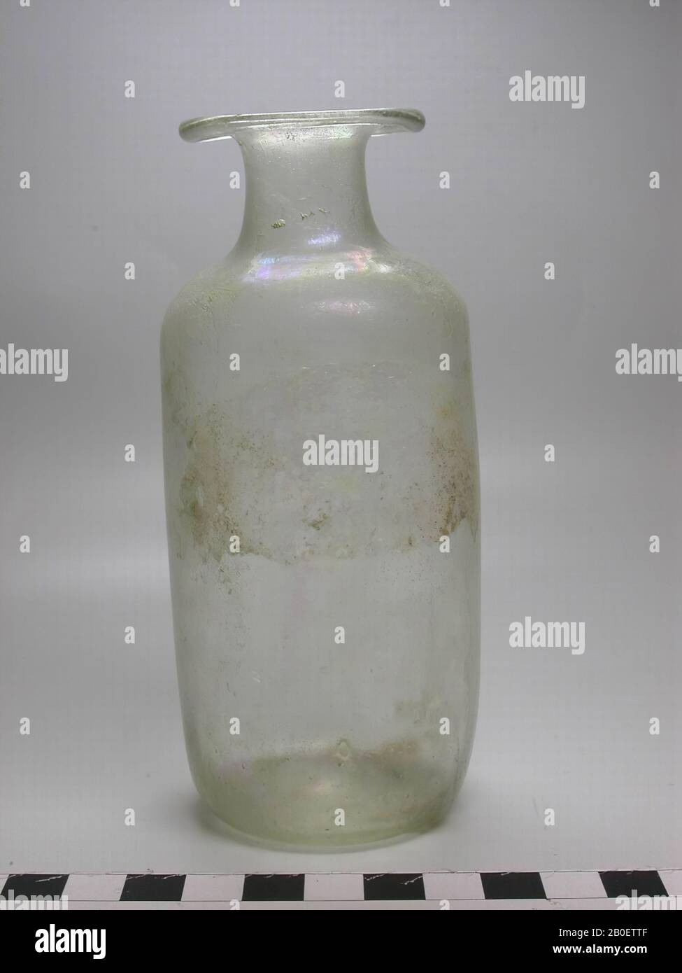 Bouteille, bouteille de décalorisation, verre transparent. La bouteille a un corps cylindrique avec un fond légèrement relevé, un col cylindrique court et une bouche en trompette avec bord de lèvre rond plié., bouteille, verre, soufflé libre, h. 13,2 cm, diam. 5,5 cm, Période gréco-romaine, époque impériale romaine du 3ème-4ème siècle, Egypte Banque D'Images
