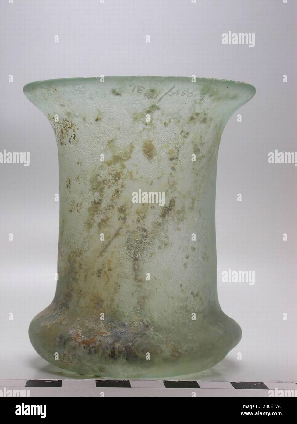 Tasse, tasse de verre transparent vert clair. La cuvette a un corps cylindrique avec un bord inférieur à roulement à billes pressé et un bord de bouche légèrement évasé et non traité., cuvette, verre, soufflé libre, h. 9,2 cm, diam. 7,2 cm, Période gréco-romaine, période impériale romaine fin 2ème-3ème siècle, Egypte Banque D'Images