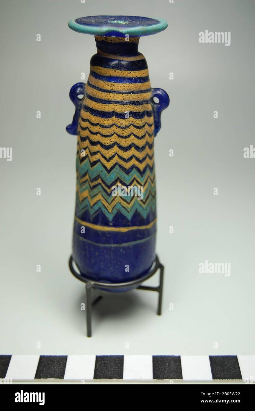 Alabastron, Alabastron de verre bleu foncé transparent avec une décoration de fils de verre jaune opaque et turquoise. La bouteille est dotée d'un corps cylindrique conique, d'un col cylindrique court et d'une lèvre plate et large. Une oreille verticale des deux côtés du corps. Originaire de la Grèce orientale, probablement Rhodes, alabaster, verre, noyau de sable, h. 9,9 cm, diam. 3,3 cm, Période gréco-romaine milieu du 5ème siècle avant J.-C., Egypte Banque D'Images