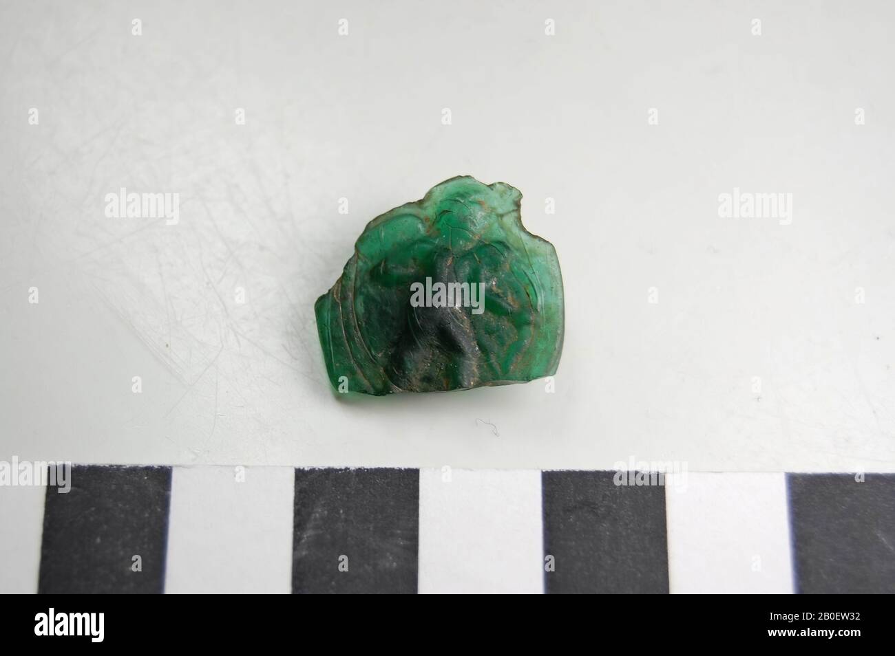 Médaillon, Eros, Fragment d'un petit médaillon vert émeraude, verre transparent avec une représentation d'Eros, montré avec ailes et noeud et flèche, en relief, fragment, médaillon, verre, gaufré, 2 x 2, 2 cm, Greco-Roman Période 3ème-4ème siècle, Egypte Banque D'Images