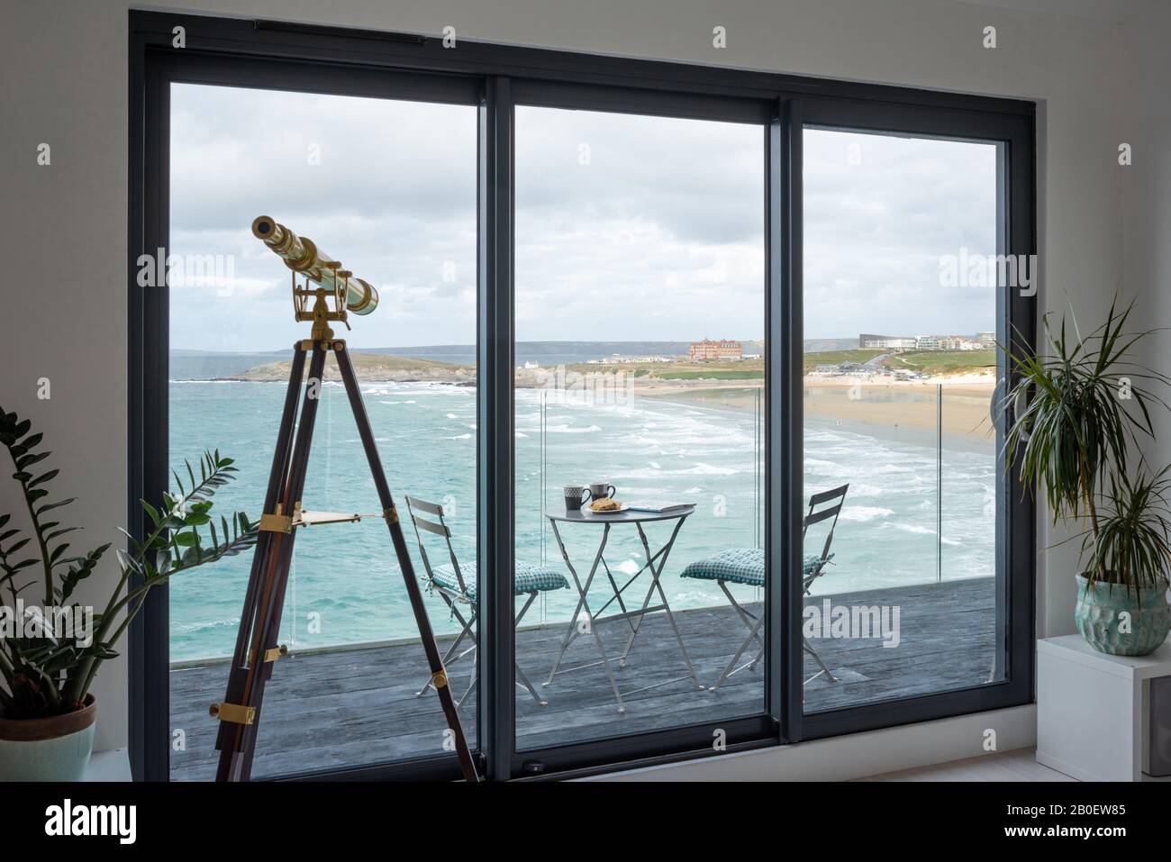 Télescope en laiton avec vue sur la plage de Fistral Banque D'Images