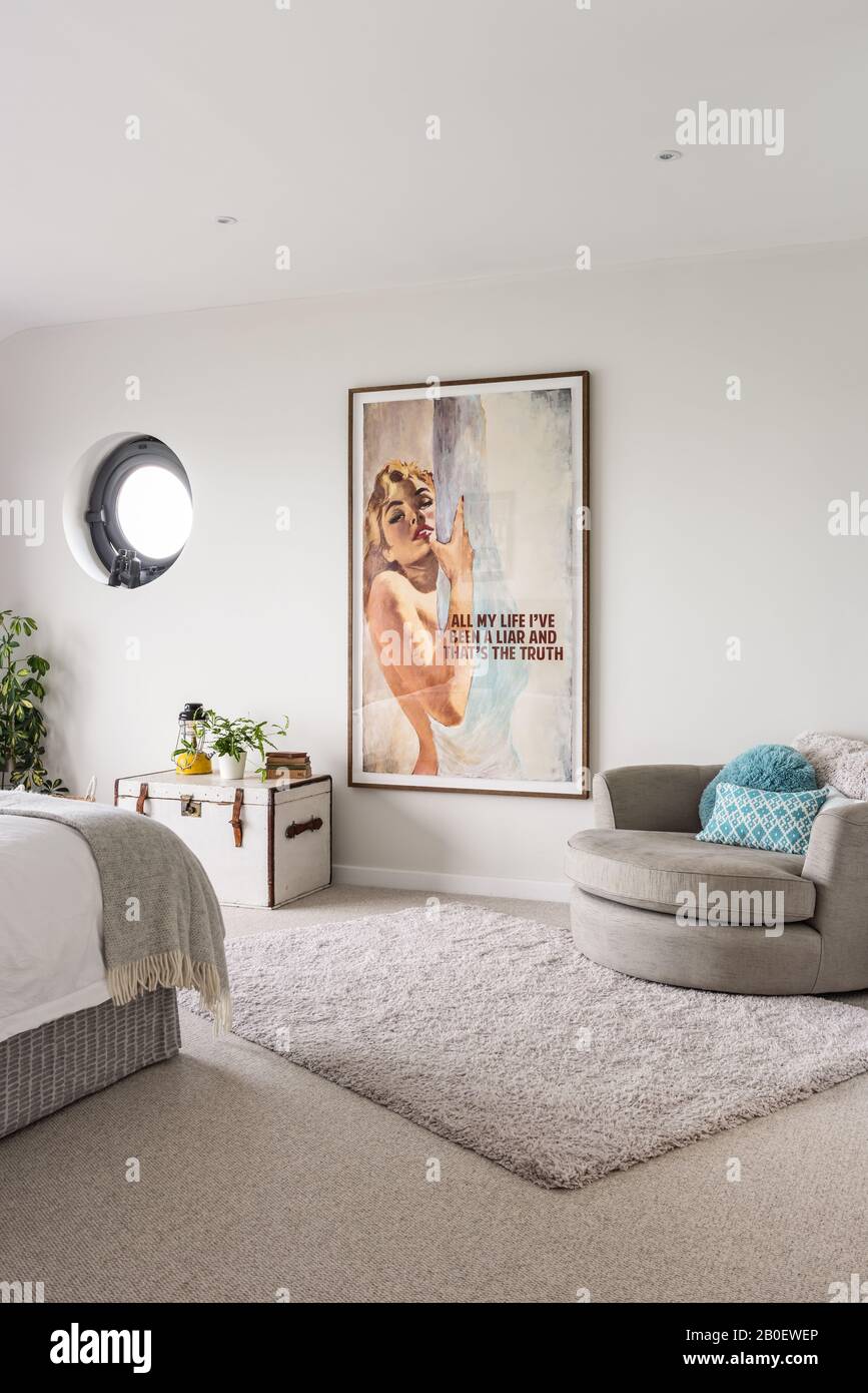 Grande affiche encadrée dans la chambre de style des années 1960 . Banque D'Images