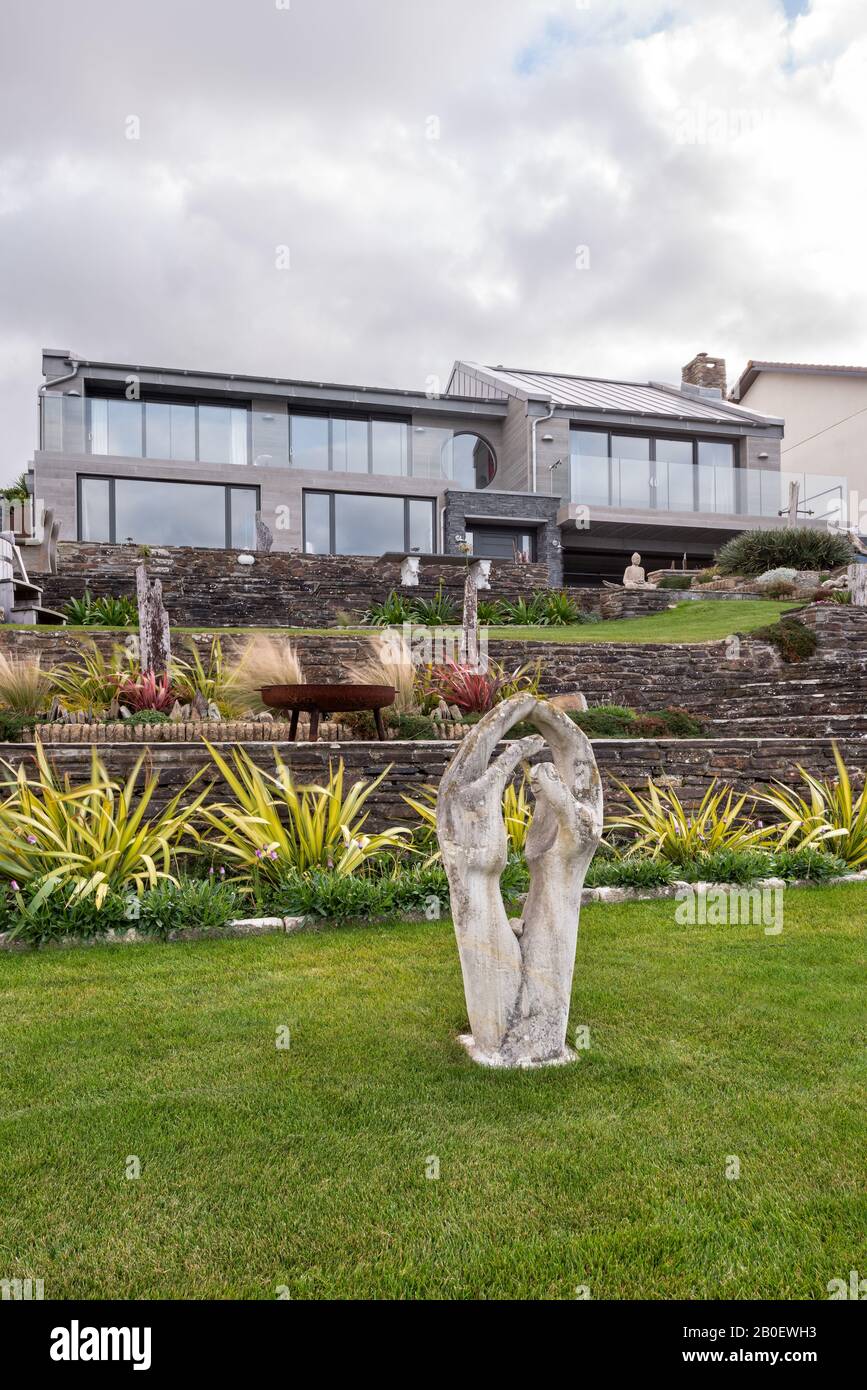 Statues dans le jardin en terrasse de la propriété rénovée des années 1960 à Fistral, Newquay Banque D'Images