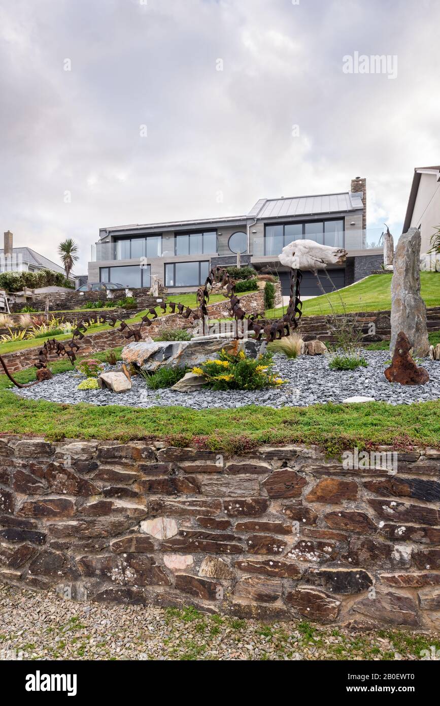 Statues dans le jardin en terrasse de la propriété rénovée des années 1960 à Fistral, Newquay Banque D'Images