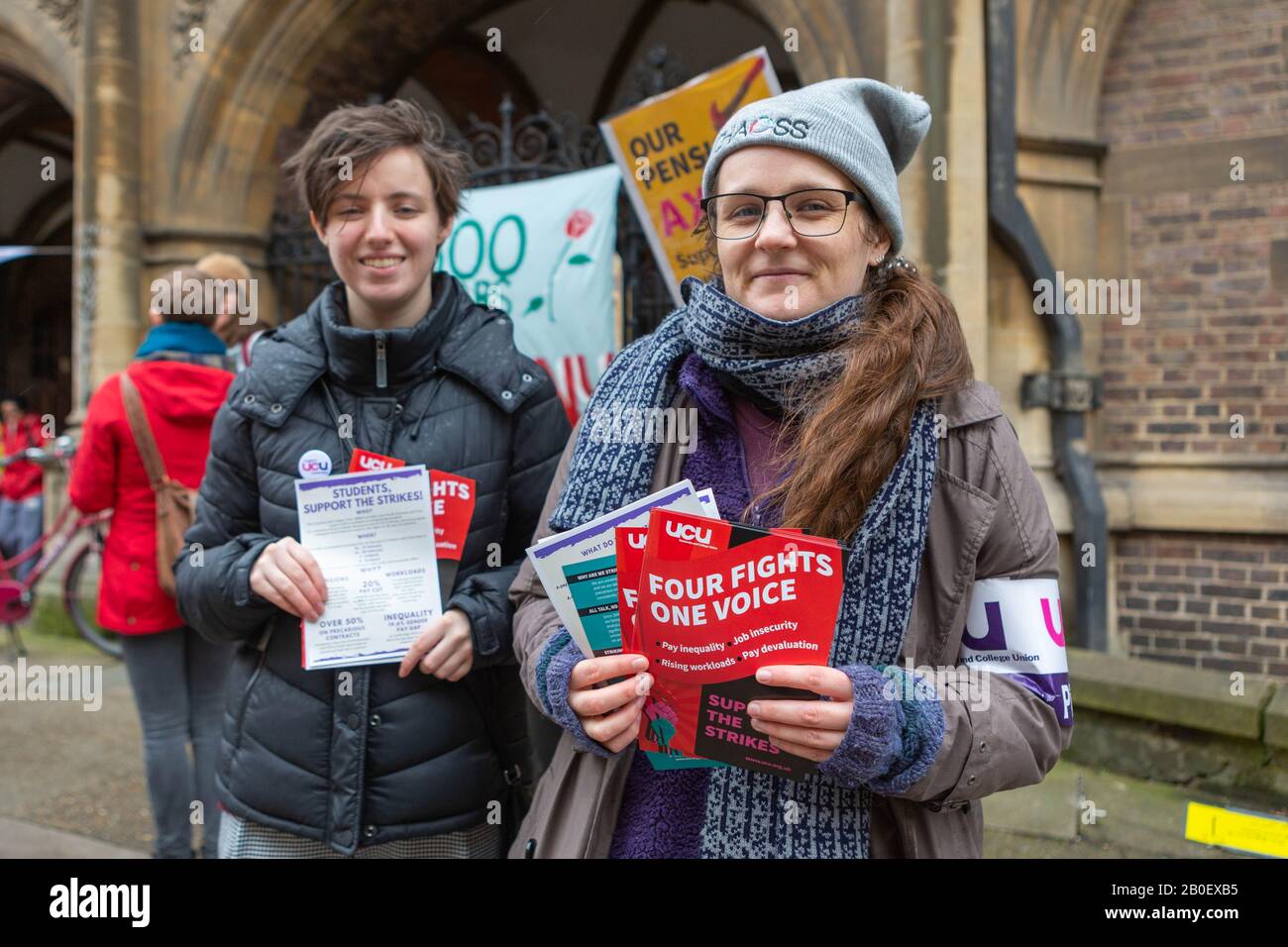 Cambridge, Royaume-Uni. 20 février 2020. Les membres de l'University and College Union (UCU) participent à une grève à l'extérieur de la bibliothèque Hadden, Université de Cambridge. Les supports de campagne mettent en lumière la campagne « four Fights », notamment les exigences en matière de rémunération équitable, de contrats sécurisés, de charges de travail gérables et de protection des retraites. Les manifestants distribuent des dépliants et portent des articles portant la marque UCU en solidarité. Penelope Barritt/Alamy Live News Banque D'Images