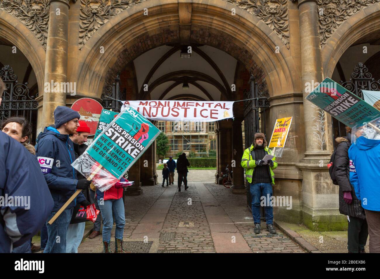 Cambridge, Royaume-Uni. 20 février 2020.les membres de l'Union universitaire et collégiale (UCU) participent à une action de grève officielle devant la bibliothèque Hadden, Cambridge. Les manifestants tiennent des banderoles et des pancartes appelant à des salaires équitables, à de meilleures conditions de travail et à une justice monumentale dans le secteur de l'enseignement supérieur. Penelope Barritt/Alamy Live News Banque D'Images