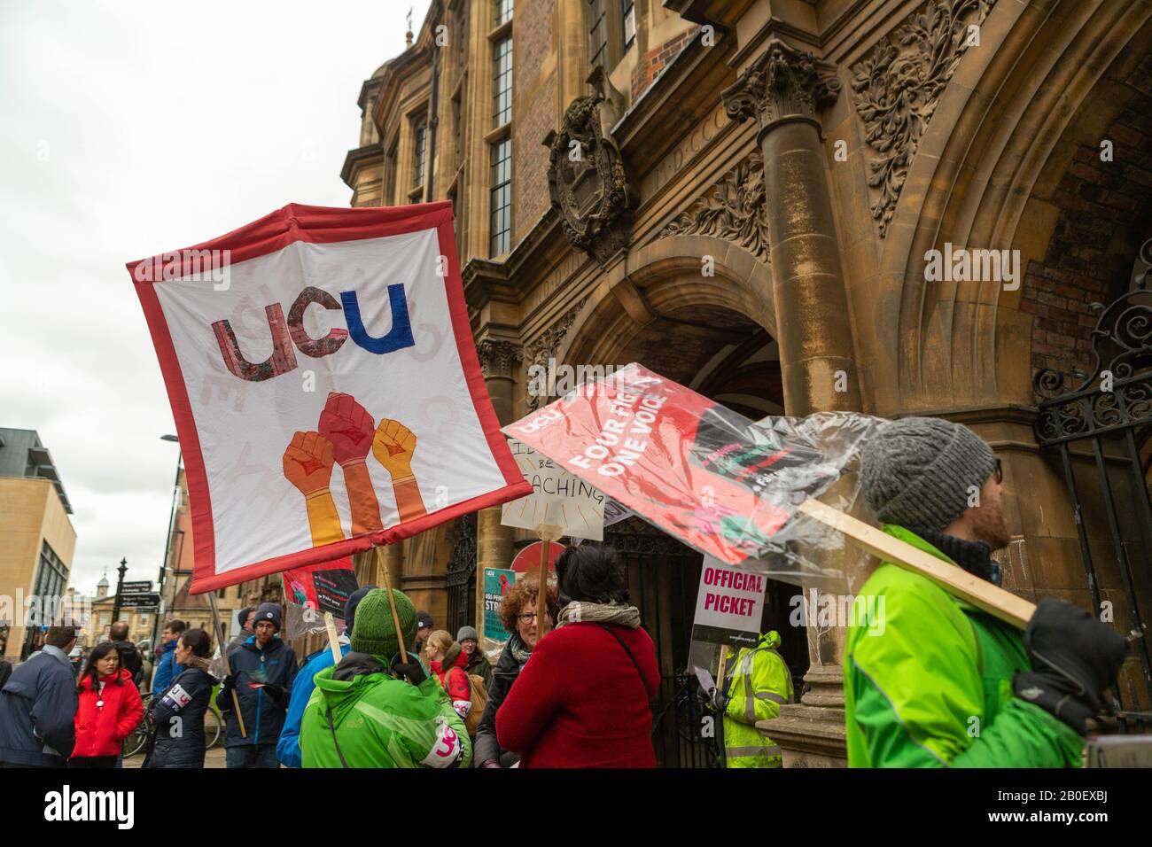 Cambridge, Royaume-Uni. 20 février 2020. Les membres de l'University and College Union (UCU) participent à une grève officielle à l'extérieur de la bibliothèque Hadden, Université de Cambridge. Les manifestants tiennent des banderoles et des piquets de grève plaidant pour des salaires équitables, des conditions de travail et des investissements dans l'éducation. Penelope Barritt/Alamy Live News Banque D'Images