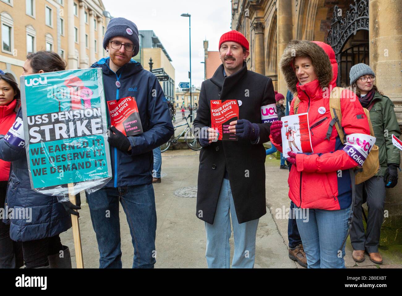Cambridge, Royaume-Uni. 20 février 2020. Les membres de l'University and College Union (UCU) participent à une grève des retraites à l'extérieur de la bibliothèque Hadden à l'Université de Cambridge. Les manifestants tiennent des pancartes et des brochures exigeant des droits à pension équitables, avec des slogans tels que « nous le gagnons, nous le méritons, nous le réclamons ». L'action met en lumière les différends en cours sur les réformes des pensions USS affectant le personnel académique. Penelope Barritt/Alamy Live News Banque D'Images