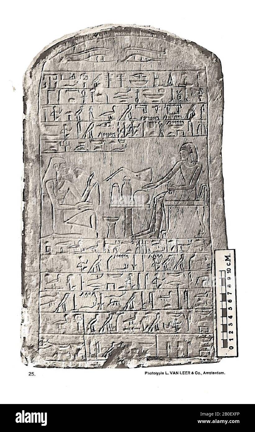 Sainoet, arc rond, Cette stèle appartient à Sainoet et commence par une formule de sacrifice adressée au dieu Osiris. Sainoet lui-même est assis devant une table d'offrande, avec sa femme de l'autre côté. Sa femme a une fleur de lotus dans sa main. Dans l'inscription sous le couple les noms d'un certain nombre de proches sont donnés, y compris leur fils et leur fille., La chaise où Sainoet est assis a des pattes de lion. C'était un style familier en Egypte ancienne, qui était à la mode depuis la 3ème dynastie (2707-2637 BC). Les pieds du lion eux-mêmes n'ont pas touché le sol Banque D'Images