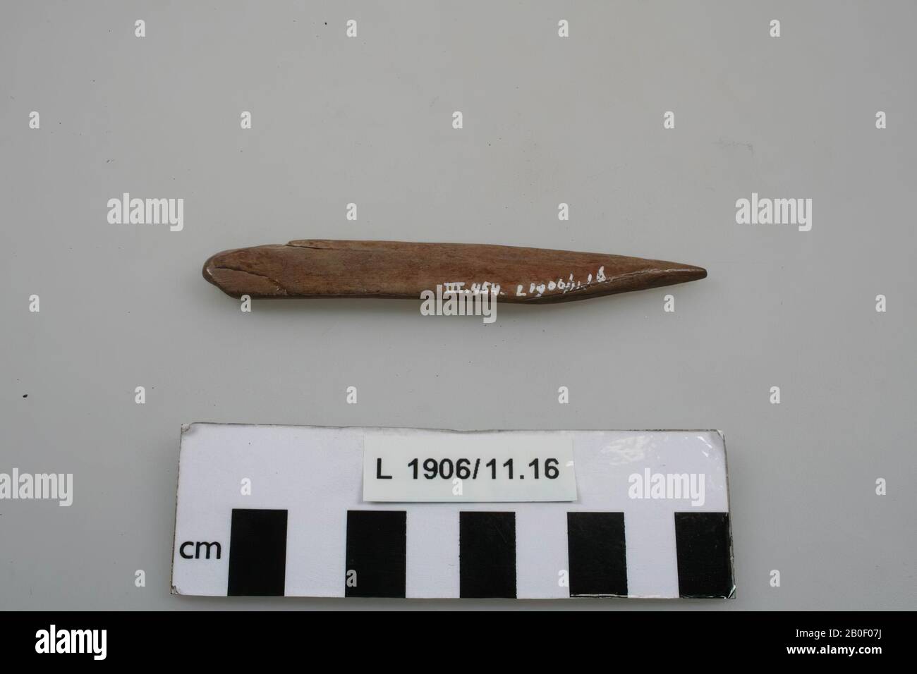 Fragment d'un objet d'os, partiellement poli, petites fissures., tissu (?), Fragment, organique, osseux, 10,5 x 1,3 cm, Suisse, inconnu, inconnu, Bodensee Banque D'Images