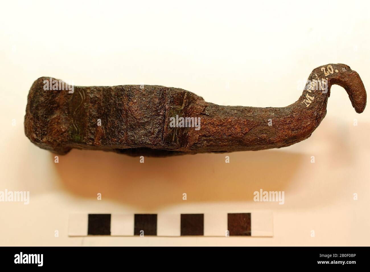 Marteau, métal, bronze, 13,0 x 3,5 x 2,4 cm, Hongrie, inconnu, inconnu, inconnu Banque D'Images