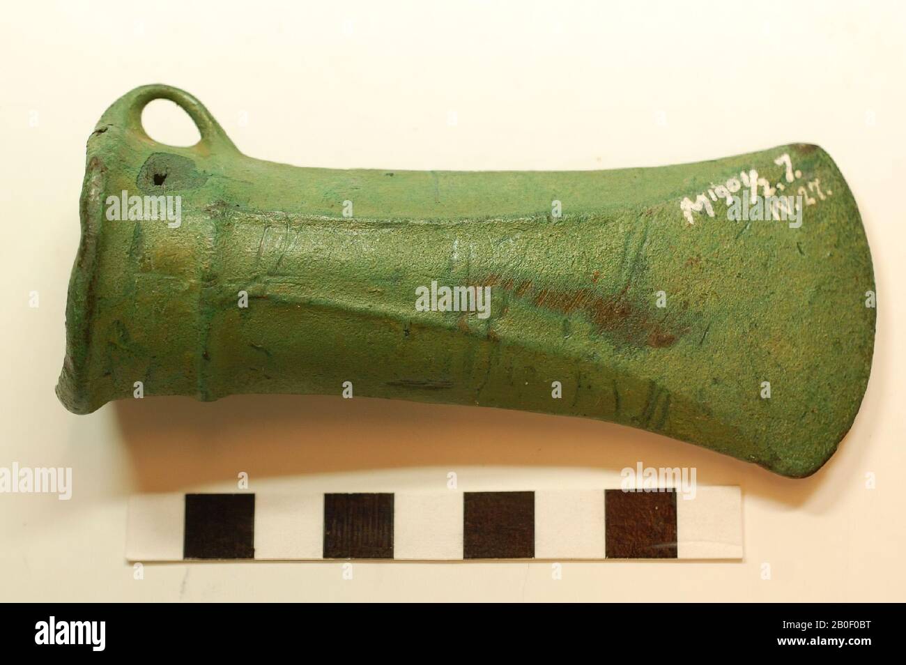 AX, métal, bronze, 10,4 x 4,5 x 3,2 cm, Hongrie, inconnu, inconnu, inconnu Banque D'Images