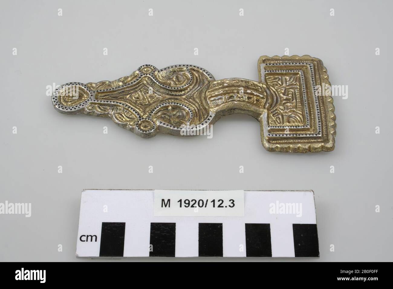 Moulage d'un fibula décoré, peint en argent et en or., Casting, fibula, plâtre, 13,9 x 6,2 x 1,1 cm, médiéval, Allemagne, inconnu, inconnu, inconnu Banque D'Images