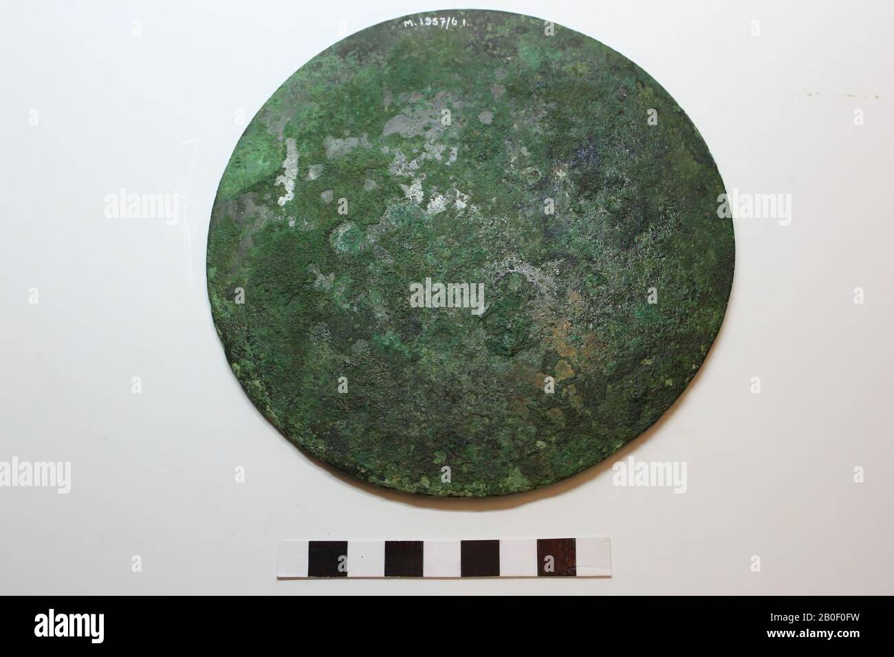 Numéro incorrect sur l'objet, miroir en trois parties, miroir, métal, bronze, 14,0 x 14,0 x 0,2 cm, romain, Allemagne, inconnu, inconnu, inconnu, inconnu Banque D'Images