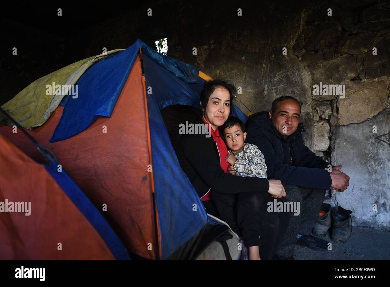 Réfugiés iraniens dans une tente dans une maison abandonnée du camp de Bira à Bihac.Bihac, dans le nord-ouest de la Bosnie-Herzégovine, est l'un des épicentres des réfugiés migrateurs le long de la route des Balkans avec tant de réfugiés de divers pays, la tension monte entre les différentes nationalités. La population bosniaque est étonnamment tolérante malgré l'abus de sa ville pittoresque. Banque D'Images