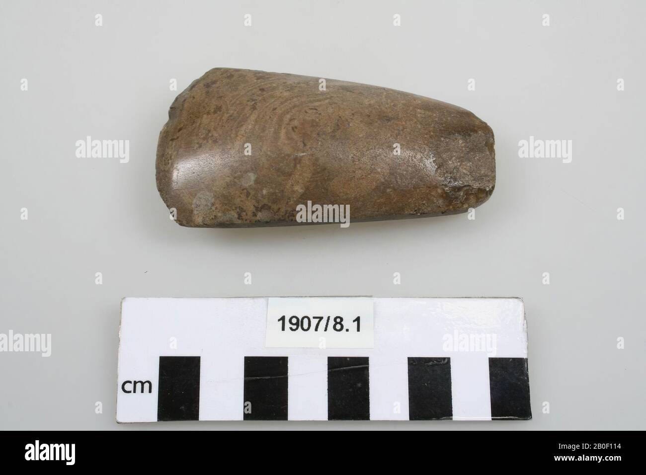 Hache polie de flint, hache, pierre, flint, 8,5 x 4,5 x 2,3 cm, préhistoire, Belgique, inconnue, inconnue, Neerpelt Banque D'Images