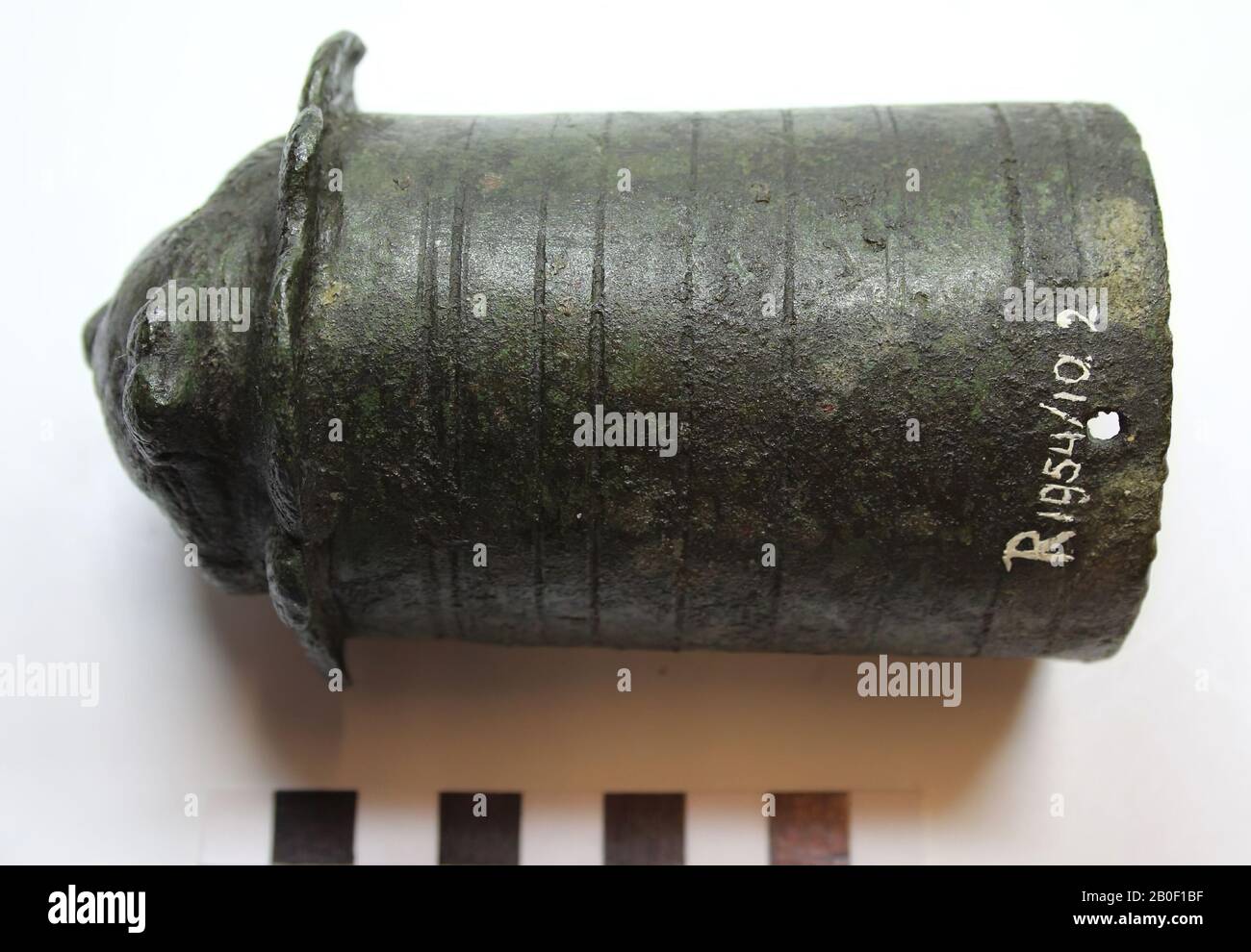 Tube, métal, bronze, 11,1 x 7,0 x,0,0 cm, France, inconnu, inconnu, inconnu Banque D'Images