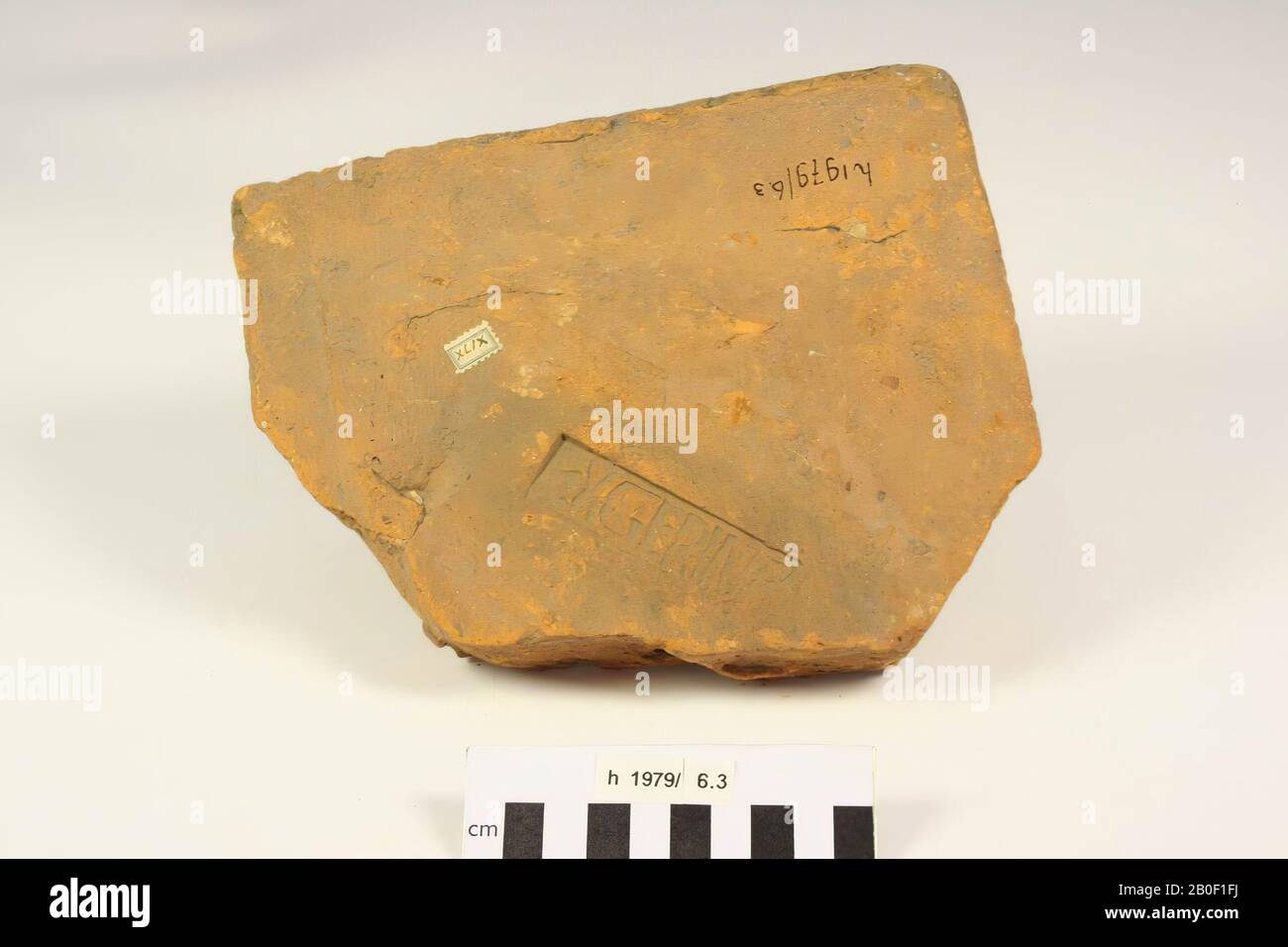 Fragment d'une brique plus tardive avec cachet EXGERINF., plus tard, brique, fragment, faïence, brique, 21,2 x 17 x 3,8 cm, roman, Pays-Bas, Hollande-Méridionale, Leidschendam-Voorburg, Voorburg, Arentsburg Banque D'Images